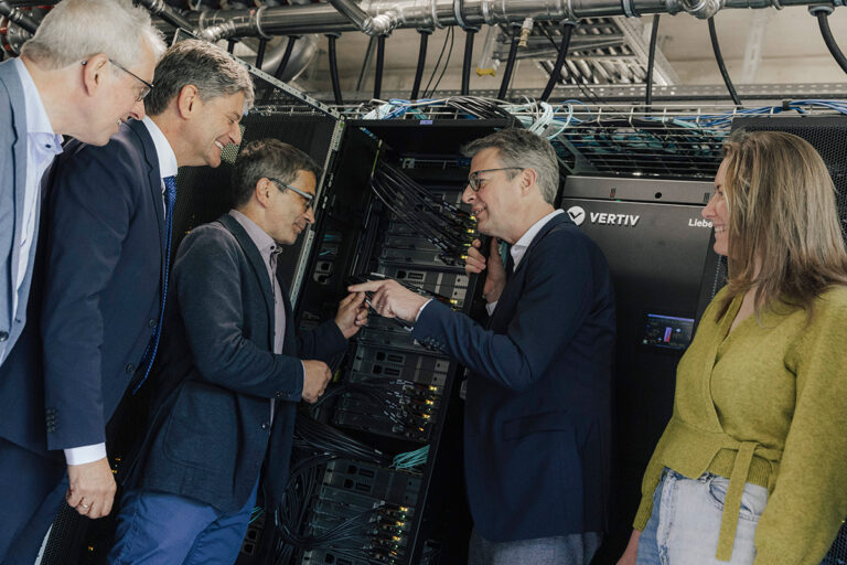 Bavaria’s Science Minister visits new GPU Cluster “Helma” at FAU